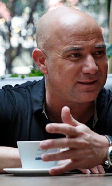 10 years after last pro match, Andre Agassi visits US Open